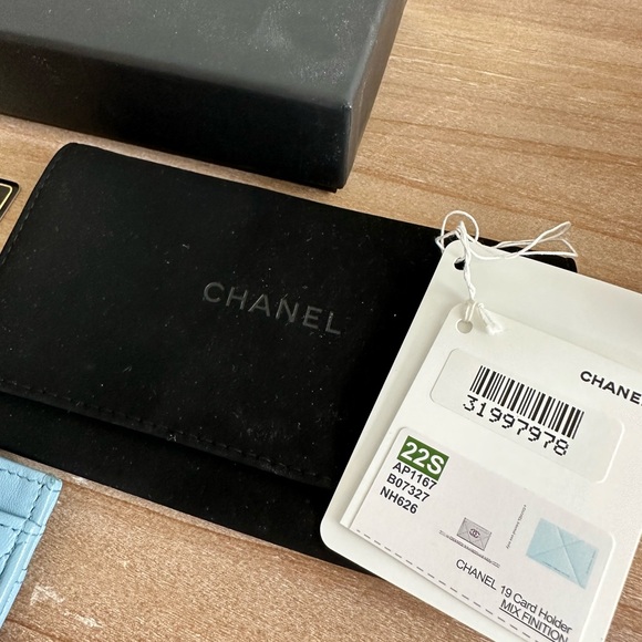 CHANEL Lambskin Quilted Chanel 19 Card Holder - Picture 10 of 12